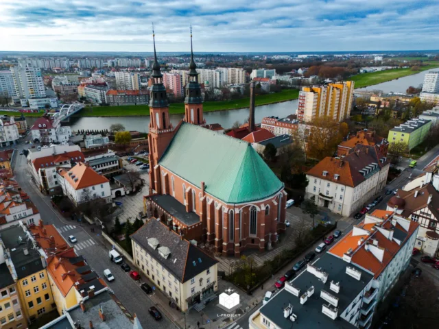 Katedra i zabudowa nad rzeką
