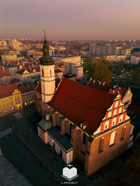 Kościół i otaczająca zabudowa o zachodzie słońca