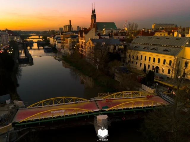 Most i zabudowa o zachodzie słońca