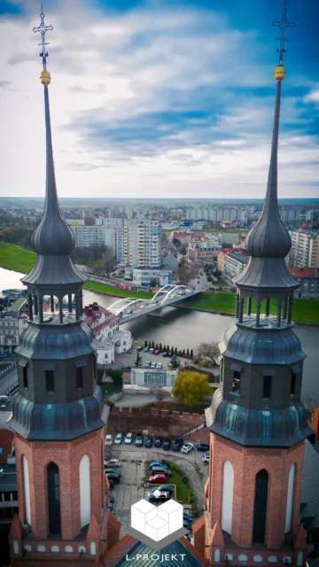 Wieże kościoła i most nad rzeką