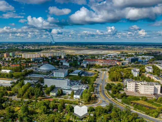 Panorama zabudowy miejskiej i zieleni