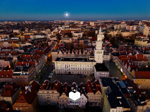 Nocna panorama zabudowy z ratuszem