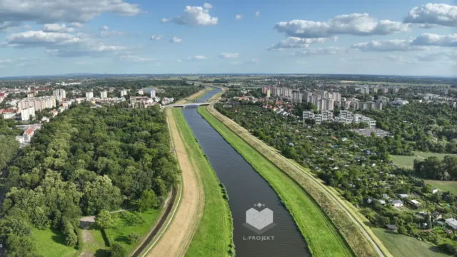 Zabudowa miejska po obu stronach kanału